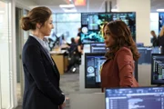 Agent Fox (Kat Foster, l.) versucht Clark (Niecy Nash, r.) mit der harten Realität des FBI zu konfrontieren. Doch Clarks Eigensinnigkeit lässt sie weiter machen.