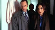 Detective Benson (Mariska Hargitay) und Detective Stabler (Christopher Meloni) treffen am Tatort ein, wo sie ein grauenvoller Anblick erwartet.