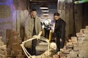 Booth (David Boreanaz) und Brennan (Emily Deschanel) untersuchen die Überreste einer Leiche, die auf unnatürliche Art und Weise verbogen worden ist.