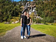 Die Passagiere Katrin und Oliver vor dem Wasserfall Kjosfossen in Norwegen.