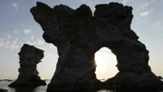 Raukare sind natürliche Kalksteinskulpturen - hier auf der kleinen Schwesterinsel Farö.
