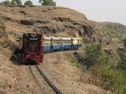 221 Kurven und 800 Meter Höhenunterschied muss die Matheran-Hill-Bahn auf ihrem Weg in den Luftkurort Matheran im Nordwesten Indiens zurücklegen.