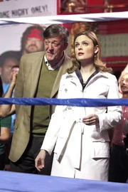 Dr. Gordon Wyatt (Stephen Fry) begleitet Brennan (Emily Deschanel) und Booth bei ihren Ermittlungen, die zu einem Zwergen-Wrestling-Kampf führen.