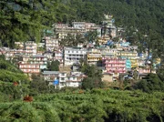 Die Kangra-Valley-Bahn führt an der kleinen Stadt Dharamshala vorbei, in der der Dalai Lama seine Exilregierung eingerichtet hat.