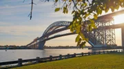 Bildunterschrift: Die Bayonne Bridge verbindet Staten Island mit New Jersey.