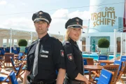 Melanie (Sanna Englund) und Mattes (Matthias Schloo) haben einen Einsatz beim Traumschiff.