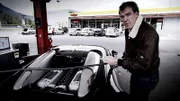Jeremy Clarkson tankt den Bugatti Veyron.