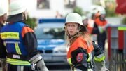 Marie (Christine Eixenberger) bei ihrem ersten Einsatz mit der Freiwilligen Feuerwehr von Wildegg