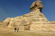 Der Ägyptologe Mark Lehner und der Fossilienexperte Richard Redding gehen an der Sphinx vorbei.