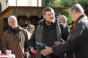 Severin (Andi Gießer, Mitte) ist enttäuscht, dass seine Idee um eine Bewässerungsanlage von der Maschinengemeinschaft abgelehnt wird. Mit Joseph (Michael Vogtmann, links) und Bauer Beppo (Michael Ohlandt, rechts).