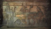 Wandschnitzerei von Anubis, der jemanden mumifiziert, Kom el Shoqafa. (Windfall Films)