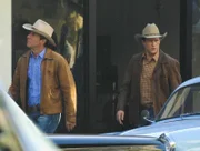 Sheriff Ralph Lamb (Dennis Quaid, l.); Deputy Jack Lamb (Jason O'Mara, r.)
