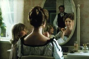 Lisabet (Liv Alsterlund, l.) und ihre liebevolle Mutter (Monica Nordquist, r.) teilen einen schönen Mutter-Tochter Moment vor dem Spiegel.