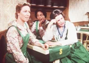 Caroline (Karen Grassle, l.), Hester-Sue (Ketty Lester, M.) und Harriet (Katherine MacGregor, r.) sind darüber enttäuscht, dass sich nur ein einziger Gast in ihr Lokal verirrt hat.