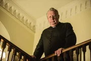 Father Brown (Mark Williams) zweifelt an den übernatürlichen Fähigkeiten seines Freundes.