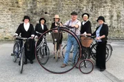 Radfahrer in historischen Kostümen in Kilkenny.