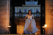 Aschenputtel (Emilia Schüle) verlässt eilig den königlichen Ball.
