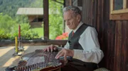 Der hochmusikalische Siegfried Ebner hat sich ein Monochord gebaut, ein Musikinstrument mit dem er Obertöne erzeugen kann.