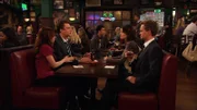 L-R: Lily (Alyson Hannigan),Marshall (Jason Segel), Robin (Cobie Smulders) und Barney (Neil Patrick Harris)