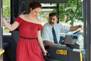 Busfahrer Nadir (Neil Malik Abdullah) fährt Magda (Verena Altenberger) zum Baumarkt.