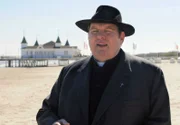 Pfarrer Braun (Ottfried Fischer) macht in seiner neuen Pfarrei auf Usedom einen Strandspaziergang.