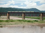 Die Kangra-Valley-Bahn führt auf einer 164 Kilometer langen Strecke zwischen Pathankot und Baijnath. Die Vorgaben bei ihrem Bau 1929 waren eindeutig: "Optischer Einklang mit der Natur" lautete das oberste Ziel. Davon profitieren bis heute die Fahrgäste, sie bekommen eine Genussreise durch eines der schönsten Täler Indiens. Hier die längste der insgesamt 971 Brücken, über die die Bahn fährt.