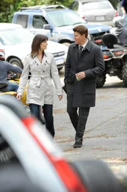 Brennan (Emily Deschanel) und Booth (David Boreanaz) reisen nach West-Virginia, als dort die Leiche eines bekannten Fernsehmoderators gefunden wird, der angeblich von einem mysteriösen Fabelwesen umgebracht wurde.