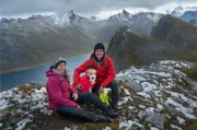 Senja - Norwegens zweitgrößte Insel gilt als Paradies für Kletterer. Der Berg ruft - Ellen und Jonas auf dem Gipfel des Husfjellet.