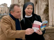 BÜrgermeister Wöller (Fritz Wepper) und Schwester Hanna (Janina Hartwig) studieren den Reiseführer von Rom.