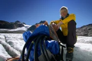 Die Glaziologin Andrea Fischer untersucht das Abschmelzen des Hochjochferners, der auf Südtiroler wie Tiroler Boden liegt. Mit heißem Dampf bohrt sie tief in den Gletscher, anschließend können Messstäbe angebracht werden.