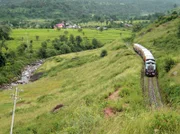 Die Kangra-Valley-Bahn führt auf einer 164 Kilometer langen Strecke zwischen Pathankot und Baijnath. Die Vorgaben bei ihrem Bau 1929 waren eindeutig: "Optischer Einklang mit der Natur" lautete das oberste Ziel. Davon profitieren bis heute die Fahrgäste, sie bekommen eine Genussreise durch eines der schönsten Täler Indiens.
