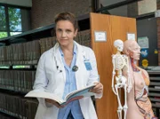Helen Carter (Rebecca Immanuel) ist wild entschlossen, ihre Abschlussprüfung in Medizin nachzuholen.