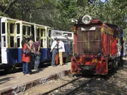 Seit über hundert Jahren ist die Matheran-Hill-Bahn auf ihrer 61 Zentimeter schmalen Spur unterwegs von Neral in den Luftkurort Matheran im Nordwesten Indiens - früher unter Dampf, heute mit Diesel-Loks.