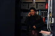 Bei der Rettung von Robin landet Ted (Josh Radnor) selbst in Barneys Wandschrank ...