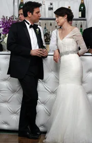 Fünf Monate später: Ted (Josh Radnor, l.) ist überglücklich, eine Band für die Hochzeit von Robin (Cobie Smulders, r.) und Barney organisiert zu haben, denn sonst hätte er seine zukünftige Frau nie kennengelernt ...
