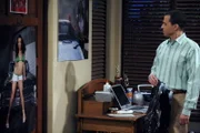 Alan (Jon Cryer) ist bestürzt, als er bemerkt, dass sein Sohn Jake in seinem Zimmer die Märchenposter gegen Poster mit scharfen Bräuten auf Motorrädern ausgetauscht hat ...
