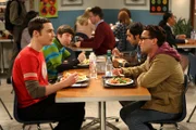 (im Uhrzeigersinn) Sheldon Cooper (Jim Parsons); Howard Wolowitz (Simon Helberg); Rajesh Koothrappali (Kunal Nayyar); Leonard Hofstadter (Johnny Galecki)