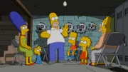 Ahnen nicht, dass sie schon bald aus Springfield verstoßen werden sollen: Homer (3.v.l.), Marge (l.), Bart (3.v.r.), Lisa (2.v.r.), Maggie (2.v.l.) und Grandpa (r.) ...