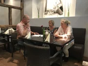 Nachdem die 55-jährige Andrea Cambiolo (M.) mit ihrem Restaurant "Culo del Mondo" (Übersetzung: Arsch der Welt) pleitegeht, übernimmt kurzerhand ihre unerfahrene Schwester Silvana (r.) das Ruder. Kann Sternekoch Frank Rosin (l.) den beiden helfen?