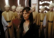 Delenn (Mira Furlan, vorne) und ihr Assistent (Bill Mumy) sind zu Verhandlungen auf einem der großen Schiffe der Minbari eingetroffen.