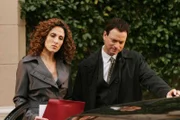 Die Detectives Mac Taylor (Gary Sinise) und Stella Bonasera (Melina Kanakaredes) kommen einem Verbrechen auf die Spur, das über zehn Jahre zurückliegt.