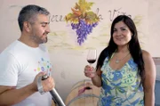 Die Gründerin der Gruppe „Frauen vom Weinberg“, Federica Agüero, und Önologe Pedro Villalba begleiten die erste Weinproduktion der Frauen.