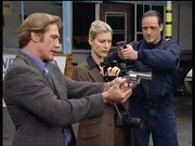 Steve (Barry Van Dyke, l.) und Randy (Rachel York, M.) werden von einem Mitglied der Autoschieberbande bedroht.