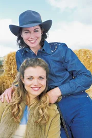 Claire (Lisa Chappell, o.) hat ihr ganzes Leben auf der Farm ihrer Familie verbracht. Als ihre Halbschwester Tess (Bridie Carter) vor der Tür steht und ihr Erbe einfordert, ist der Konflikt vorprogrammiert!