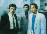 Lt. Castillo (Edward James Olmos, l.), Sonny Crockett (Don Johnson, r.) und Ricardo Tubbs (Philip Michael Thomas) suchen nach den Mördern von zwei Polizisten.