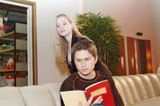 Kim (Lara-Isabelle Rentinck, hinten) trifft Timo (Matthias Dietrich, vorne), der auf dem Sofa die Gedichte seines Vaters liest - und glaubt, einen neuen Zugang zu Timo gefunden zu haben.