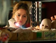Detective Lindsay Monroe (Anna Belknap) untersucht den Tatort: eine Puppenklinik!