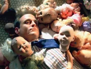 Ist dem Puppendoktor Russell McCulley (Mitchell Fink) eine sprechende Puppe zum Verhängnis geworden?
