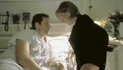 Als Mulder (David Duchovny, li.) im Krankenhaus aufwacht und von seinen Abenteuern aus dem Jahre 1939 erzählt, glaubt Scully (Gillian Anderson), dass er nun völlig übergeschnappt ist.