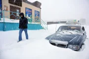 Gebiet Krasnojarsk, Russland - 20. NOVEMBER 2018: Ein Auto, das in der Stadt Norilsk von einem Wintersturm in der Region Krasnojarsk halb im Schnee begraben wurde.